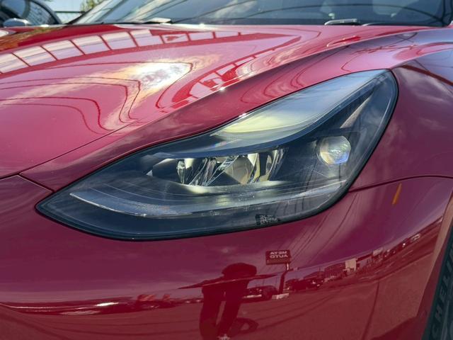 ＬＥＤヘッドライト搭載。夜道も明るく照らします。