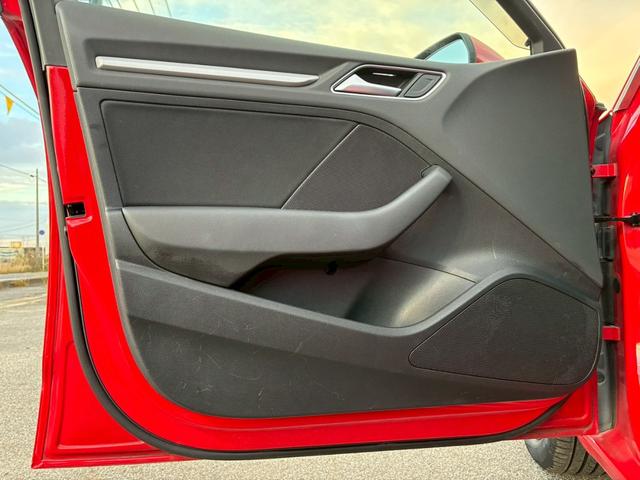 Ａ３ スポーツバック１．４ＴＦＳＩ　禁煙車　コンビニエンスＰＫＧ　ＭＭＩナビゲーションＰＫＧ　ＬＥＤライトＰＫＧ　アダプティブクルーズコントロール　純正７インチナビ　バックカメラ　パーキングセンサー　ＣＤ／ＤＶＤ再生　プッシュスタート（35枚目）