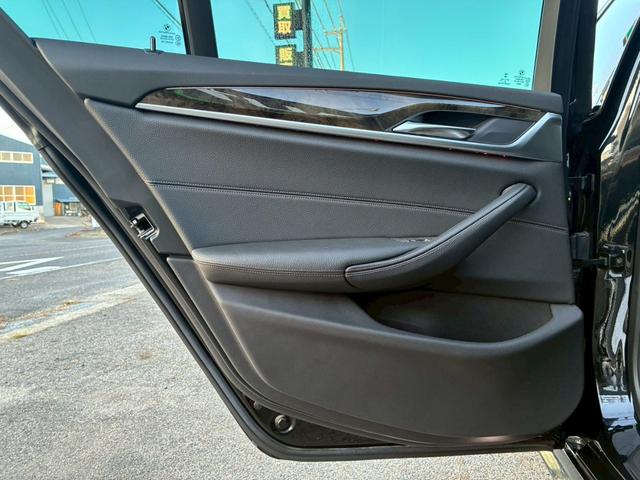 ５シリーズ ５２３ｄ　Ｍスポーツ　ハイラインパッケージ　フルディーラーメンテ　ユーザー様買取車両　禁煙車　パーキングアシスト／ドライビングアシストプラス　本革シート　純正１９インチＡＷ　フルセグＴＶ　全席シートヒーター　パワートランク（58枚目）