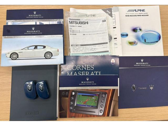 クアトロポルテ スポーツＧＴ　Ｓ　正規ディーラー車　禁煙車　弊社買取車両　Ｖ８エンジン４０１馬力　専用サスペンション　サンルーフ　フェラーリエンジン　トルコンＡＴ　６ポッドキャリパー　２０インチダーククロームＡＷ　赤コンビシート（4枚目）