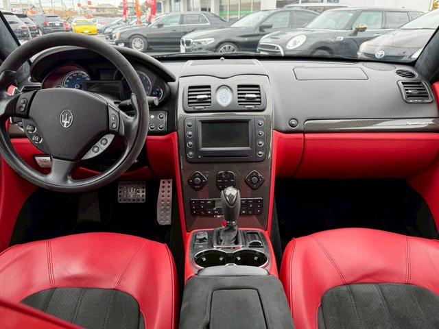 クアトロポルテ スポーツＧＴ　Ｓ　正規ディーラー車　禁煙車　弊社買取車両　Ｖ８エンジン４０１馬力　専用サスペンション　サンルーフ　フェラーリエンジン　トルコンＡＴ　６ポッドキャリパー　２０インチダーククロームＡＷ　赤コンビシート（10枚目）