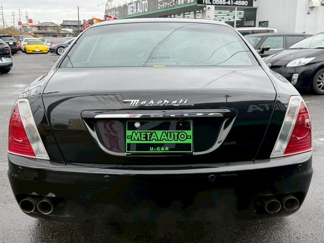 クアトロポルテ スポーツＧＴ　Ｓ　正規ディーラー車　禁煙車　弊社買取車両　Ｖ８エンジン４０１馬力　専用サスペンション　サンルーフ　フェラーリエンジン　トルコンＡＴ　６ポッドキャリパー　２０インチダーククロームＡＷ　赤コンビシート（24枚目）