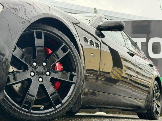 クアトロポルテ スポーツＧＴ　Ｓ　正規ディーラー車　禁煙車　弊社買取車両　Ｖ８エンジン４０１馬力　専用サスペンション　サンルーフ　フェラーリエンジン　トルコンＡＴ　６ポッドキャリパー　２０インチダーククロームＡＷ　赤コンビシート（27枚目）