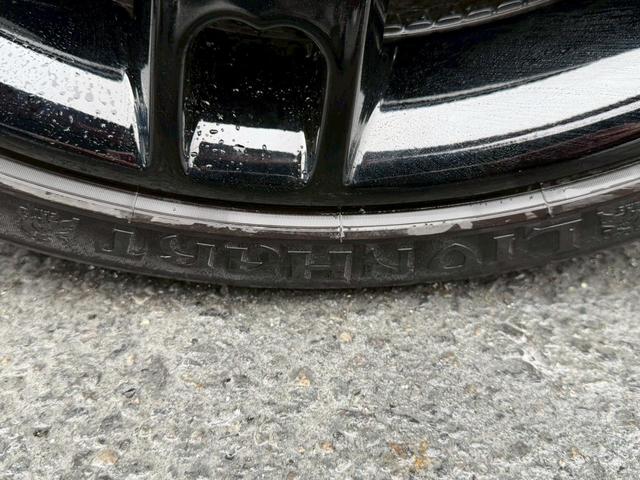 クアトロポルテ スポーツＧＴ　Ｓ　正規ディーラー車　禁煙車　弊社買取車両　Ｖ８エンジン４０１馬力　専用サスペンション　サンルーフ　フェラーリエンジン　トルコンＡＴ　６ポッドキャリパー　２０インチダーククロームＡＷ　赤コンビシート（33枚目）