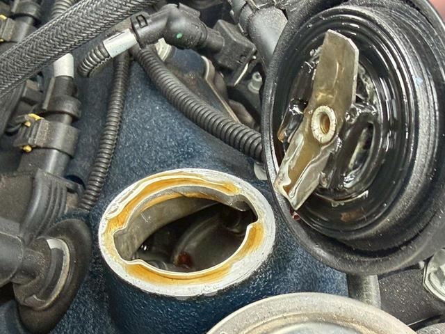 クアトロポルテ スポーツＧＴ　Ｓ　正規ディーラー車　禁煙車　弊社買取車両　Ｖ８エンジン４０１馬力　専用サスペンション　サンルーフ　フェラーリエンジン　トルコンＡＴ　６ポッドキャリパー　２０インチダーククロームＡＷ　赤コンビシート（44枚目）