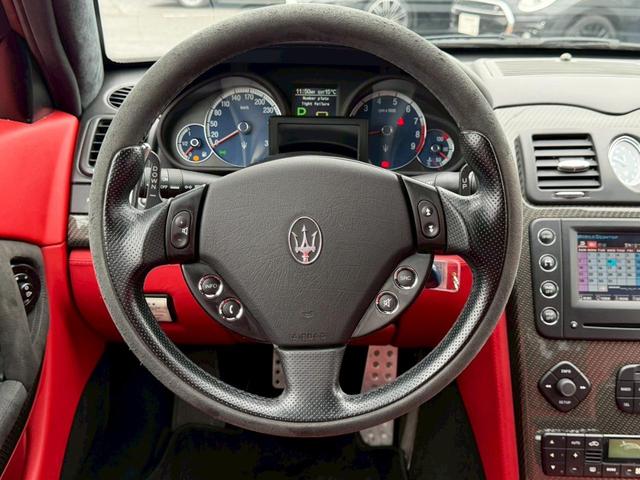 クアトロポルテ スポーツＧＴ　Ｓ　正規ディーラー車　禁煙車　弊社買取車両　Ｖ８エンジン４０１馬力　専用サスペンション　サンルーフ　フェラーリエンジン　トルコンＡＴ　６ポッドキャリパー　２０インチダーククロームＡＷ　赤コンビシート（46枚目）