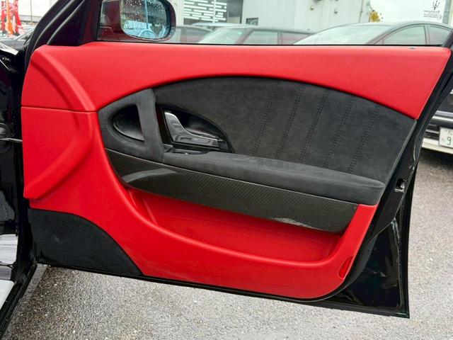 クアトロポルテ スポーツＧＴ　Ｓ　正規ディーラー車　禁煙車　弊社買取車両　Ｖ８エンジン４０１馬力　専用サスペンション　サンルーフ　フェラーリエンジン　トルコンＡＴ　６ポッドキャリパー　２０インチダーククロームＡＷ　赤コンビシート（48枚目）