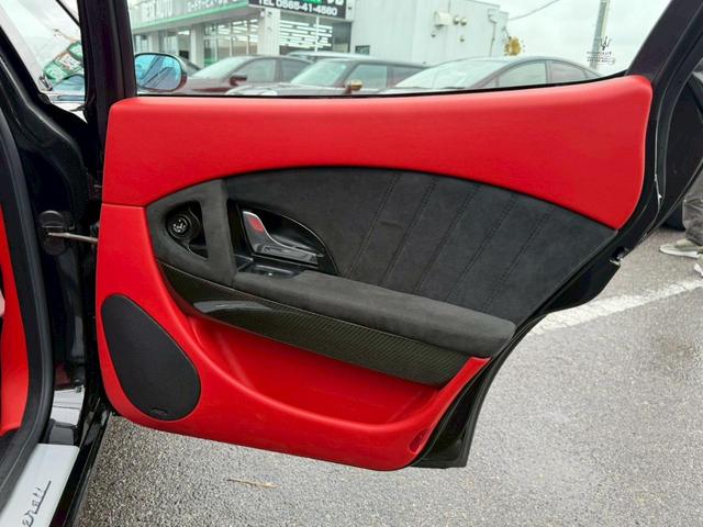 クアトロポルテ スポーツＧＴ　Ｓ　正規ディーラー車　禁煙車　弊社買取車両　Ｖ８エンジン４０１馬力　専用サスペンション　サンルーフ　フェラーリエンジン　トルコンＡＴ　６ポッドキャリパー　２０インチダーククロームＡＷ　赤コンビシート（50枚目）