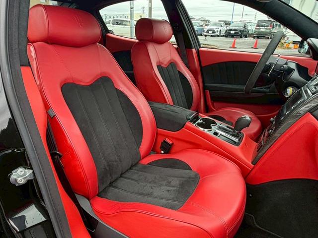 クアトロポルテ スポーツＧＴ　Ｓ　正規ディーラー車　禁煙車　弊社買取車両　Ｖ８エンジン４０１馬力　専用サスペンション　サンルーフ　フェラーリエンジン　トルコンＡＴ　６ポッドキャリパー　２０インチダーククロームＡＷ　赤コンビシート（53枚目）