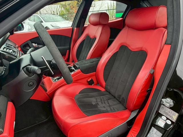 クアトロポルテ スポーツＧＴ　Ｓ　正規ディーラー車　禁煙車　弊社買取車両　Ｖ８エンジン４０１馬力　専用サスペンション　サンルーフ　フェラーリエンジン　トルコンＡＴ　６ポッドキャリパー　２０インチダーククロームＡＷ　赤コンビシート（54枚目）