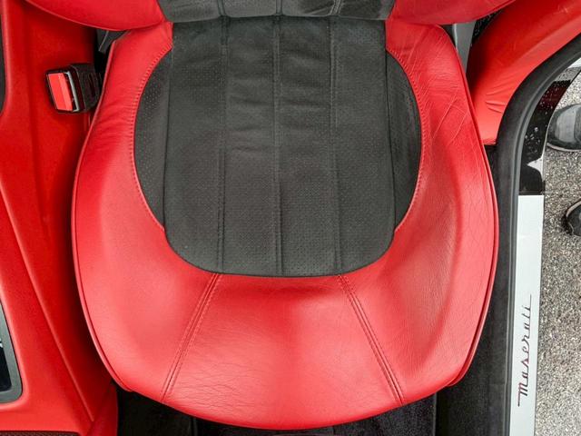 クアトロポルテ スポーツＧＴ　Ｓ　正規ディーラー車　禁煙車　弊社買取車両　Ｖ８エンジン４０１馬力　専用サスペンション　サンルーフ　フェラーリエンジン　トルコンＡＴ　６ポッドキャリパー　２０インチダーククロームＡＷ　赤コンビシート（56枚目）