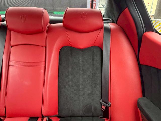 クアトロポルテ スポーツＧＴ　Ｓ　正規ディーラー車　禁煙車　弊社買取車両　Ｖ８エンジン４０１馬力　専用サスペンション　サンルーフ　フェラーリエンジン　トルコンＡＴ　６ポッドキャリパー　２０インチダーククロームＡＷ　赤コンビシート（61枚目）