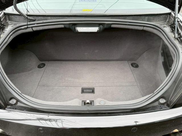 クアトロポルテ スポーツＧＴ　Ｓ　正規ディーラー車　禁煙車　弊社買取車両　Ｖ８エンジン４０１馬力　専用サスペンション　サンルーフ　フェラーリエンジン　トルコンＡＴ　６ポッドキャリパー　２０インチダーククロームＡＷ　赤コンビシート（71枚目）