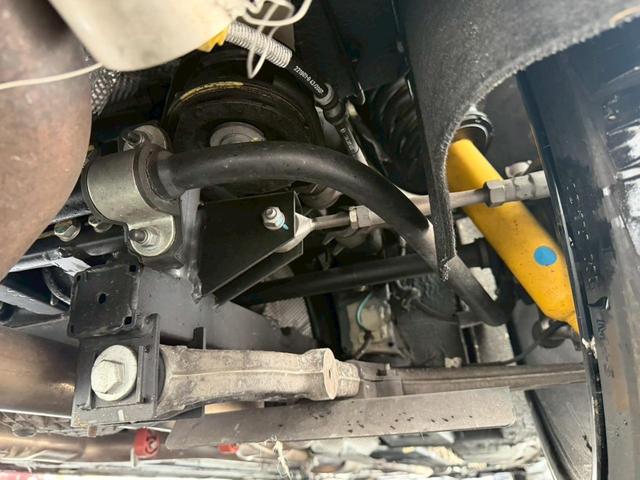 クアトロポルテ スポーツＧＴ　Ｓ　正規ディーラー車　禁煙車　弊社買取車両　Ｖ８エンジン４０１馬力　専用サスペンション　サンルーフ　フェラーリエンジン　トルコンＡＴ　６ポッドキャリパー　２０インチダーククロームＡＷ　赤コンビシート（74枚目）