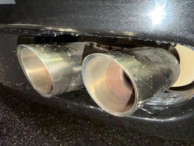 クアトロポルテ スポーツＧＴ　Ｓ　正規ディーラー車　禁煙車　弊社買取車両　Ｖ８エンジン４０１馬力　専用サスペンション　サンルーフ　フェラーリエンジン　トルコンＡＴ　６ポッドキャリパー　２０インチダーククロームＡＷ　赤コンビシート（79枚目）