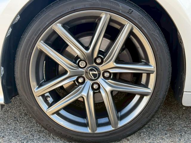 �y�����P�W�C���`�A���~�z�C�[���z�𑕔����Ă���܂��B�o�����X�̂Ƃꂽ�A���~�ō������s�����萫�������Ȃ��Ă���܂��B