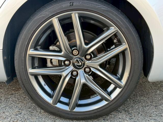 �y�����P�W�C���`�A���~�z�C�[���z�𑕔����Ă���܂��B�o�����X�̂Ƃꂽ�A���~�ō������s�����萫�������Ȃ��Ă���܂��B