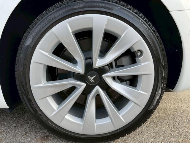 �y�����P�X�C���`�A���~�z�C�[���z�𑕔����Ă���܂��B�o�����X�̂Ƃꂽ�A���~�ō������s�����萫�������Ȃ��Ă���܂��B