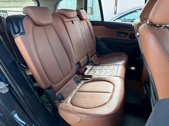 �Z�J���h�V�[�g�̓��N���C�j���O�\�ł��났�̋�ԁB��l��l������Ă��\���ȃX�y�[�X���m�ۂ���Ă���܂��B