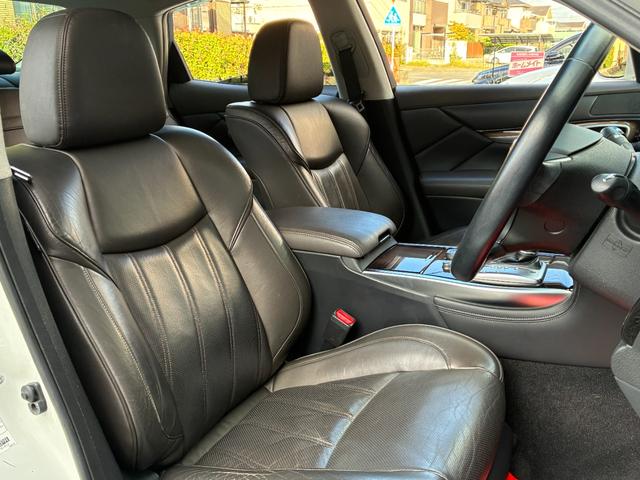 フーガハイブリッド ＶＩＰパッケージ　車検２年付　革シート　メーカーナビ　バックカメラ　レーダークルコン　衝突被害軽減ブレーキ　シートヒーター＆クーラー　クリアランスソナー　フルセグＴＶ　スマートキー　ＥＴＣ　純正１８インチアルミホイール（12枚目）