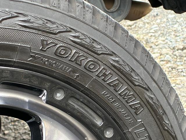エブリイ ジョインターボ　禁煙　ナビ　バックモニター　ルーフキャリア　筆記体レトロ調エンブレム　ＭＡＤＣＲＯＳＳ／ＧＲＡＣＥ１４インチＡＷ　ジオランダーＸ－ＡＴ　ベッドキット　黒革調シートカバー　Ｂｌｕｅｔｏｏｔｈオーディオ（31枚目）