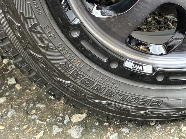 エブリイ ジョインターボ　禁煙　ナビ　バックモニター　ルーフキャリア　筆記体レトロ調エンブレム　ＭＡＤＣＲＯＳＳ／ＧＲＡＣＥ１４インチＡＷ　ジオランダーＸ－ＡＴ　ベッドキット　黒革調シートカバー　Ｂｌｕｅｔｏｏｔｈオーディオ（32枚目）