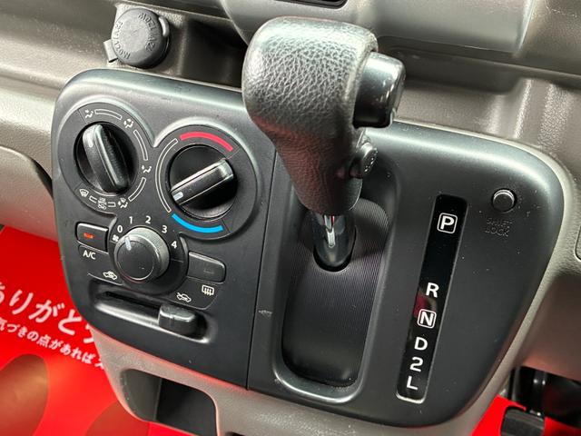エブリイ ジョインターボ　禁煙　ナビ　バックモニター　ルーフキャリア　筆記体レトロ調エンブレム　ＭＡＤＣＲＯＳＳ／ＧＲＡＣＥ１４インチＡＷ　ジオランダーＸ－ＡＴ　ベッドキット　黒革調シートカバー　Ｂｌｕｅｔｏｏｔｈオーディオ（56枚目）
