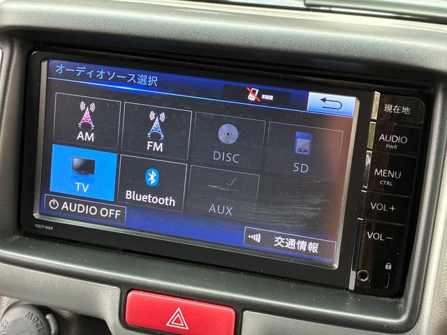 エブリイ ジョインターボ　禁煙　ナビ　バックモニター　ルーフキャリア　筆記体レトロ調エンブレム　ＭＡＤＣＲＯＳＳ／ＧＲＡＣＥ１４インチＡＷ　ジオランダーＸ－ＡＴ　ベッドキット　黒革調シートカバー　Ｂｌｕｅｔｏｏｔｈオーディオ（59枚目）