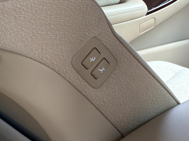 TOYOTA CROWN ROYAL SALOON PREMIUM EDITION