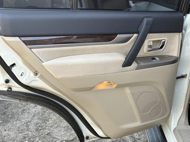 パジェロ ロング エクシード ディーゼルターボ 4WD KENWOODナビ バックモニター Bluetoothオーディオ シートヒーター ETC クルーズコントロール 三列シート フルフラット AC100V電源 キーレス(72枚目)