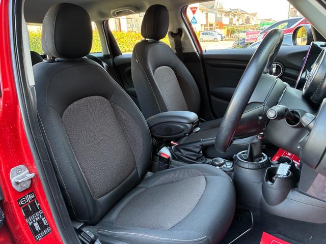 MINI クーパー 5ドア メーカーHDDナビ ドライビングモード ETC キーレス オートヘッドライト オートワイパー ストレージコンパートメントPKG 純正アルミホイール ドラレコ アームレスト アンビエントライト(4枚目)