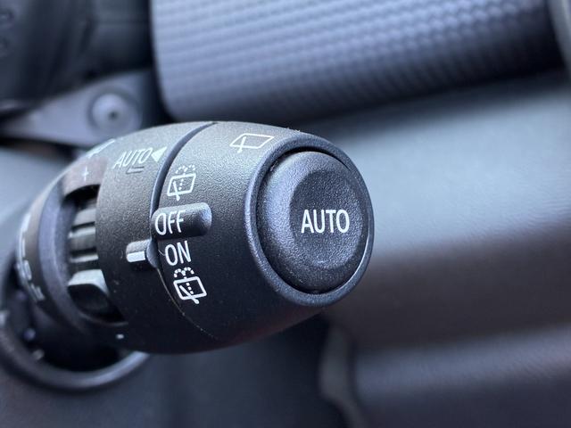 MINI クーパー 5ドア メーカーHDDナビ ドライビングモード ETC キーレス オートヘッドライト オートワイパー ストレージコンパートメントPKG 純正アルミホイール ドラレコ アームレスト アンビエントライト(10枚目)