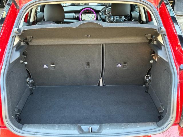 MINI クーパー 5ドア メーカーHDDナビ ドライビングモード ETC キーレス オートヘッドライト オートワイパー ストレージコンパートメントPKG 純正アルミホイール ドラレコ アームレスト アンビエントライト(11枚目)