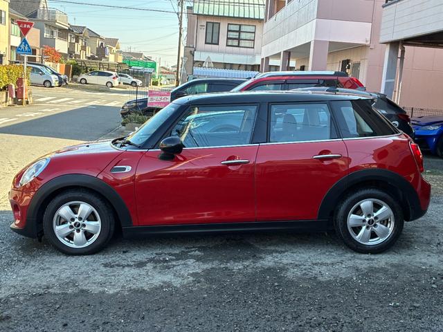 MINI クーパー 5ドア メーカーHDDナビ ドライビングモード ETC キーレス オートヘッドライト オートワイパー ストレージコンパートメントPKG 純正アルミホイール ドラレコ アームレスト アンビエントライト(17枚目)