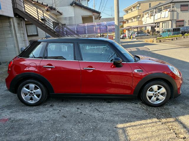 MINI クーパー 5ドア メーカーHDDナビ ドライビングモード ETC キーレス オートヘッドライト オートワイパー ストレージコンパートメントPKG 純正アルミホイール ドラレコ アームレスト アンビエントライト(18枚目)