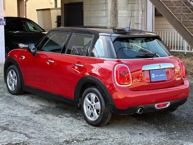 MINI クーパー 5ドア メーカーHDDナビ ドライビングモード ETC キーレス オートヘッドライト オートワイパー ストレージコンパートメントPKG 純正アルミホイール ドラレコ アームレスト アンビエントライト(20枚目)