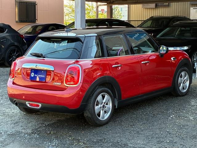 MINI クーパー 5ドア メーカーHDDナビ ドライビングモード ETC キーレス オートヘッドライト オートワイパー ストレージコンパートメントPKG 純正アルミホイール ドラレコ アームレスト アンビエントライト(21枚目)