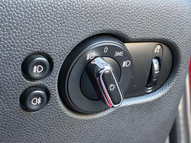 MINI クーパー 5ドア メーカーHDDナビ ドライビングモード ETC キーレス オートヘッドライト オートワイパー ストレージコンパートメントPKG 純正アルミホイール ドラレコ アームレスト アンビエントライト(49枚目)