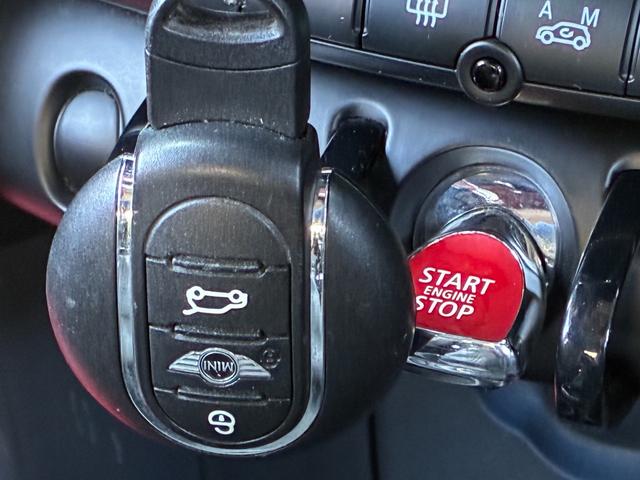 MINI クーパー 5ドア メーカーHDDナビ ドライビングモード ETC キーレス オートヘッドライト オートワイパー ストレージコンパートメントPKG 純正アルミホイール ドラレコ アームレスト アンビエントライト(57枚目)