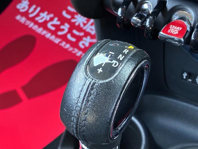 MINI クーパー 5ドア メーカーHDDナビ ドライビングモード ETC キーレス オートヘッドライト オートワイパー ストレージコンパートメントPKG 純正アルミホイール ドラレコ アームレスト アンビエントライト(59枚目)