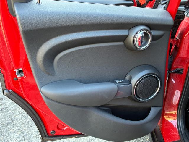 MINI クーパー 5ドア メーカーHDDナビ ドライビングモード ETC キーレス オートヘッドライト オートワイパー ストレージコンパートメントPKG 純正アルミホイール ドラレコ アームレスト アンビエントライト(69枚目)