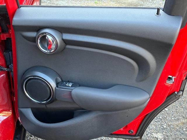 MINI クーパー 5ドア メーカーHDDナビ ドライビングモード ETC キーレス オートヘッドライト オートワイパー ストレージコンパートメントPKG 純正アルミホイール ドラレコ アームレスト アンビエントライト(71枚目)