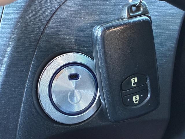 プリウス Ｓツーリングセレクション　純正ナビ　バックモニター　ＴＥＩＮ／ＦＲＥＸＺ車高調　ｆｅｎｉｃｅ１９インチアルミホイール　ＥＴＣ　フルセグＴＶ　Ｂｌｕｅｔｏｏｔｈオーディオ　オートヘッドライト　スペアタイヤ　オートＡＣ（6枚目）