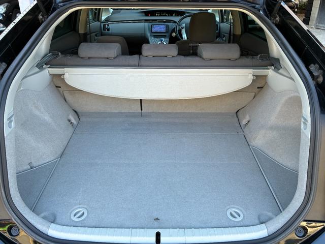 プリウス Ｓツーリングセレクション　純正ナビ　バックモニター　ＴＥＩＮ／ＦＲＥＸＺ車高調　ｆｅｎｉｃｅ１９インチアルミホイール　ＥＴＣ　フルセグＴＶ　Ｂｌｕｅｔｏｏｔｈオーディオ　オートヘッドライト　スペアタイヤ　オートＡＣ（12枚目）