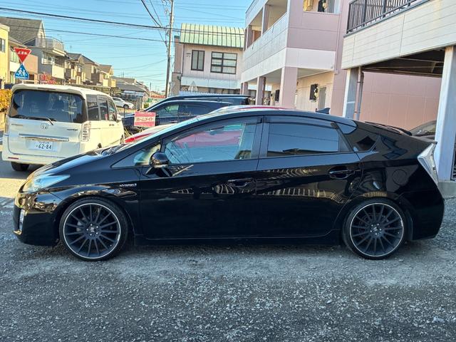 プリウス Ｓツーリングセレクション　純正ナビ　バックモニター　ＴＥＩＮ／ＦＲＥＸＺ車高調　ｆｅｎｉｃｅ１９インチアルミホイール　ＥＴＣ　フルセグＴＶ　Ｂｌｕｅｔｏｏｔｈオーディオ　オートヘッドライト　スペアタイヤ　オートＡＣ（16枚目）