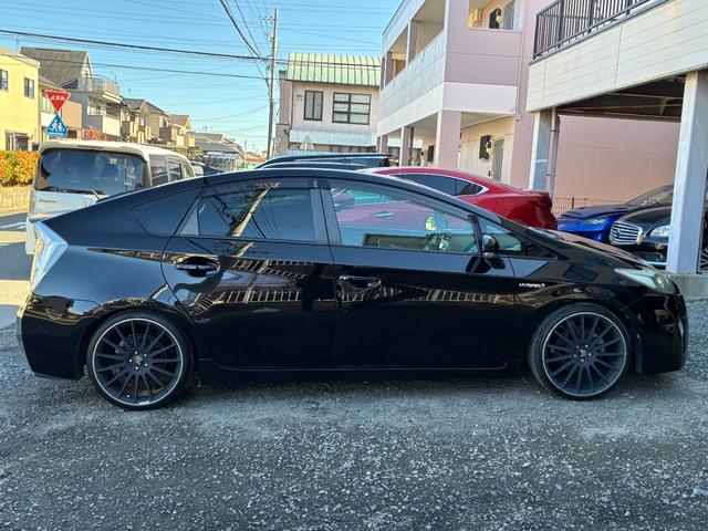 プリウス Ｓツーリングセレクション　純正ナビ　バックモニター　ＴＥＩＮ／ＦＲＥＸＺ車高調　ｆｅｎｉｃｅ１９インチアルミホイール　ＥＴＣ　フルセグＴＶ　Ｂｌｕｅｔｏｏｔｈオーディオ　オートヘッドライト　スペアタイヤ　オートＡＣ（17枚目）