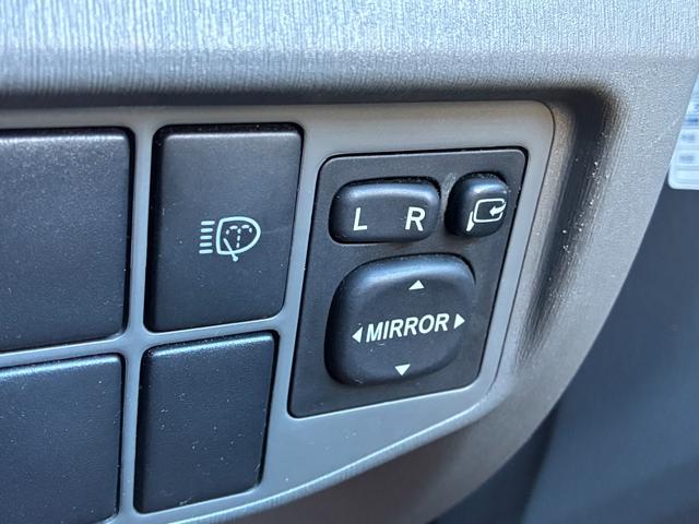 プリウス Ｓツーリングセレクション　純正ナビ　バックモニター　ＴＥＩＮ／ＦＲＥＸＺ車高調　ｆｅｎｉｃｅ１９インチアルミホイール　ＥＴＣ　フルセグＴＶ　Ｂｌｕｅｔｏｏｔｈオーディオ　オートヘッドライト　スペアタイヤ　オートＡＣ（45枚目）