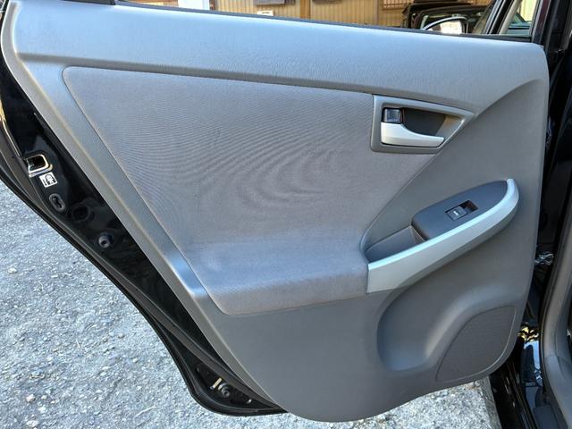 プリウス Ｓツーリングセレクション　純正ナビ　バックモニター　ＴＥＩＮ／ＦＲＥＸＺ車高調　ｆｅｎｉｃｅ１９インチアルミホイール　ＥＴＣ　フルセグＴＶ　Ｂｌｕｅｔｏｏｔｈオーディオ　オートヘッドライト　スペアタイヤ　オートＡＣ（68枚目）