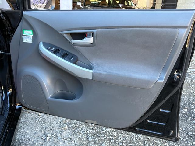 プリウス Ｓツーリングセレクション　純正ナビ　バックモニター　ＴＥＩＮ／ＦＲＥＸＺ車高調　ｆｅｎｉｃｅ１９インチアルミホイール　ＥＴＣ　フルセグＴＶ　Ｂｌｕｅｔｏｏｔｈオーディオ　オートヘッドライト　スペアタイヤ　オートＡＣ（69枚目）