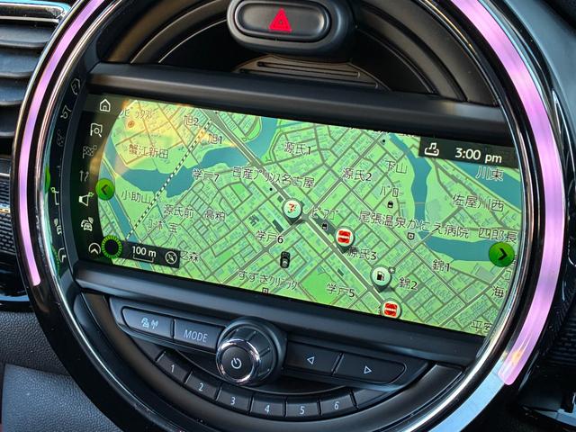 ＭＩＮＩ クーパーＤ　クラブマン　ディーゼル　タッチパネルナビ　純正バックモニター　ミラー一体型ＥＴＣ　スマートキー　クルーズコントロール　バックソナー　ストレージコンパートメントＰＫＧ　Ｂｌｕｅｔｏｏｔｈオーディオ　アイドリングＳ（3枚目）